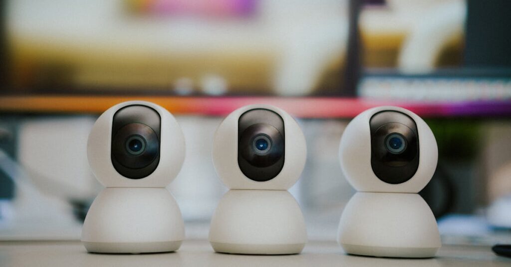 Illustration de La Cnil enterre les caméras IA pour la vérification d'âge AI-camera-surveillance