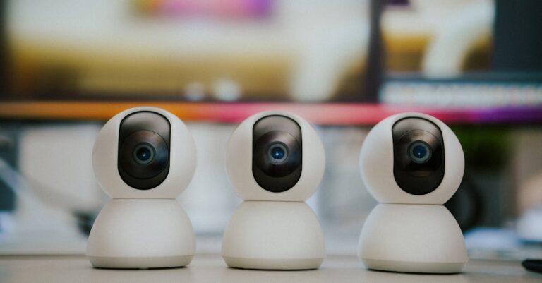 Illustration de La Cnil enterre les caméras IA pour la vérification d'âge AI-camera-surveillance