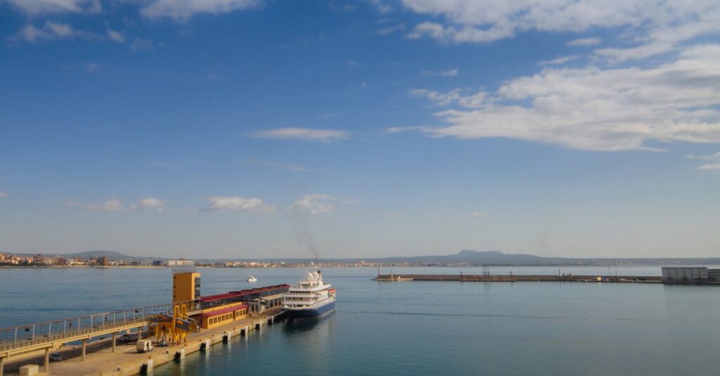 Illustration de Barcelone étranglée: la ville réduit l'accueil des croisières Barcelona-cruise-ship-pollution