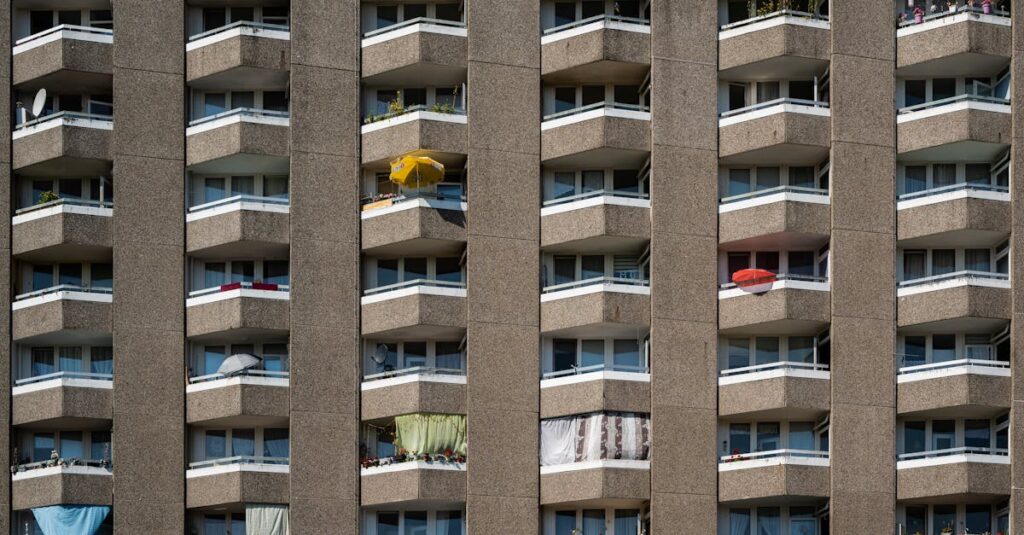 Illustration de Berlin sous le choc : la crise du logement explose, les prix défient toute logique Berlin-housing-crisis-1