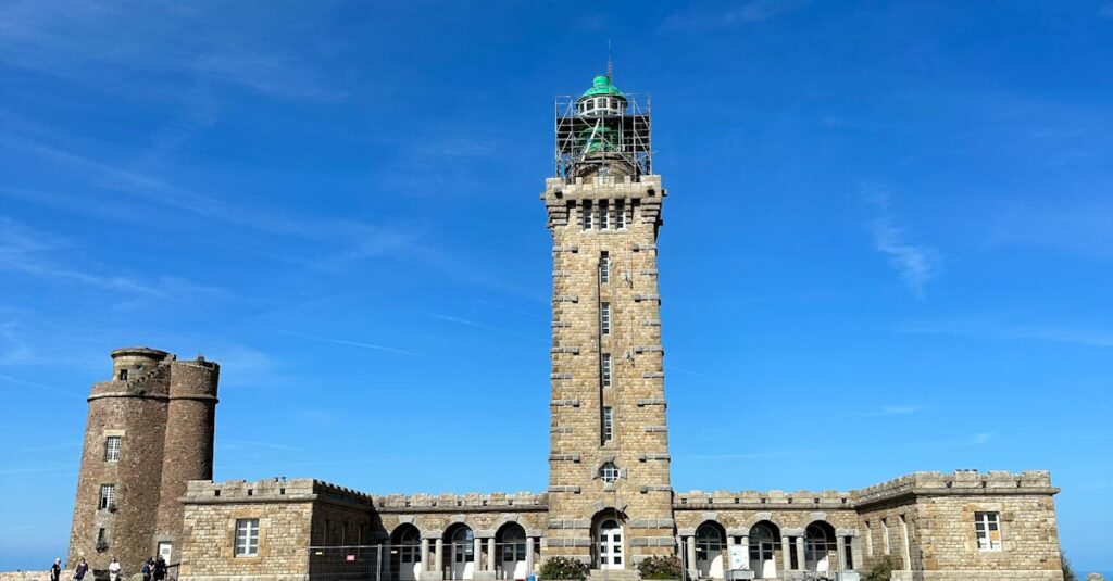 Illustration de Cap Fréhel: Le paradis naturel ravagé par le surtourisme? Cap-Frehel-lighthouse