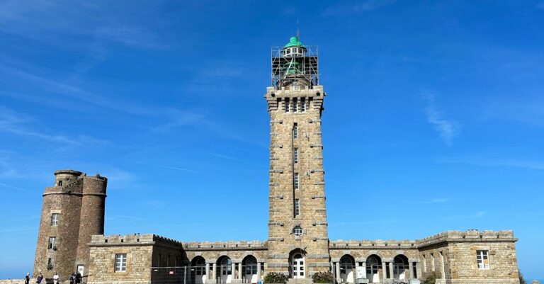 Illustration de Cap Fréhel: Le paradis naturel ravagé par le surtourisme? Cap-Frehel-lighthouse