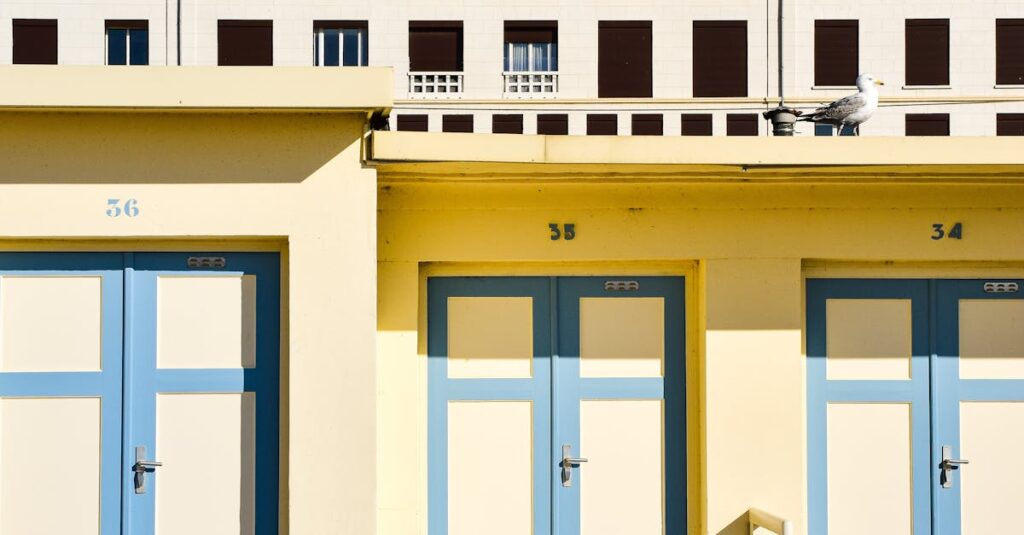 Illustration de Deauville contre Trouville: Le choc des mondes normands Deauville-Trouville-beach-1