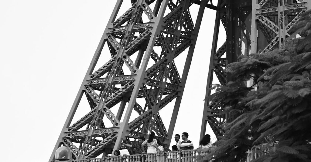 Illustration de NFTimbres : le fiasco de La Poste vire à la spéculation scandaleuse Eiffel-Tower-NFT