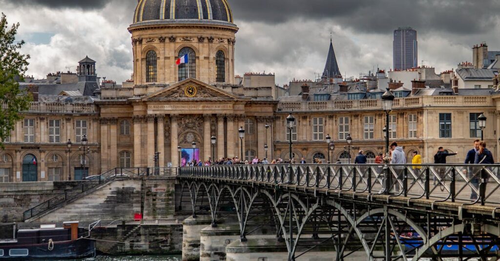 Illustration de 1er-Mai : Le Sénat valide le recul social, la gauche s'insurge French-Senate-building