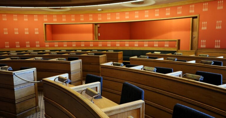 Illustration de Catastrophe budgétaire : Le plan Bayrou s'annonce insuffisant French-parliament-debate-5