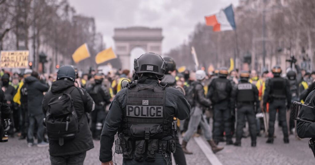 Illustration de Scandale en plein chaos politique: un milliardaire lié au RN sous enquête French-political-scandal