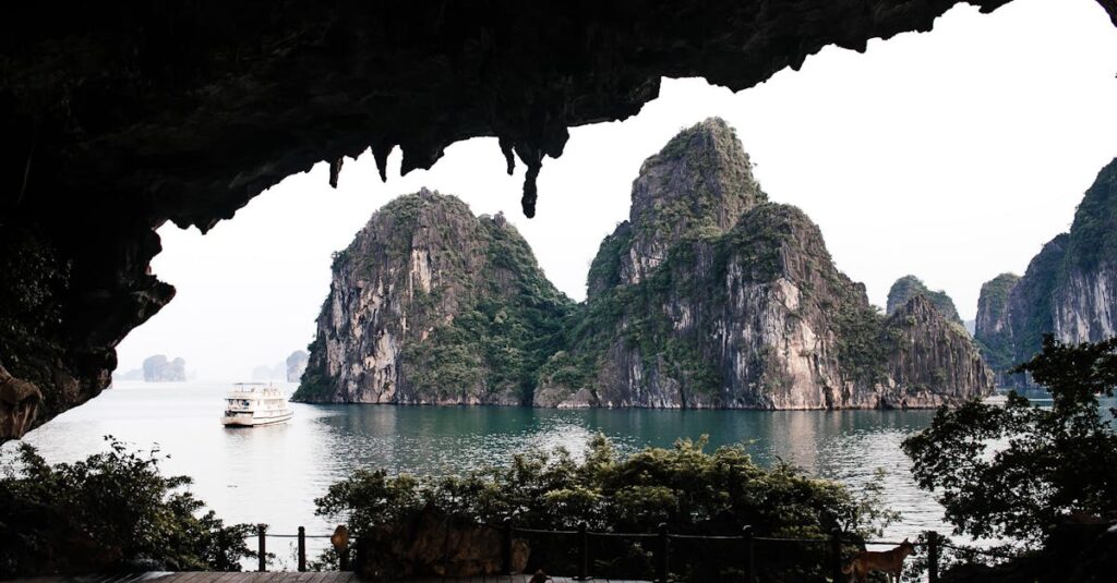 Illustration de Catastrophe en Baie d'Along : Un Navire de Touristes Sombre, Des Dizaines de Morts Ha-Long-Bay-shipwreck-1