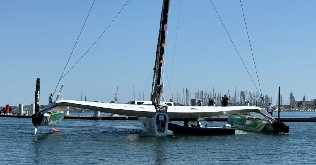Illustration de Inoxtag: son nouvel exploit, un échec déguisé en succès? Inoxtag-trimaran