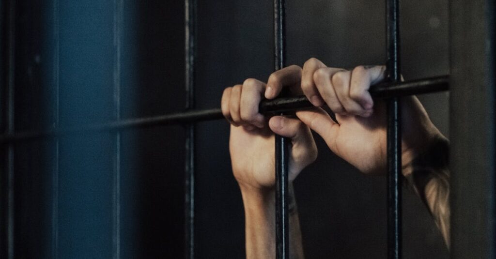 Illustration de Un jeune cycliste français disparaît en Iran, l'ombre d'une prise d'otage plane Iranian-prison-cell
