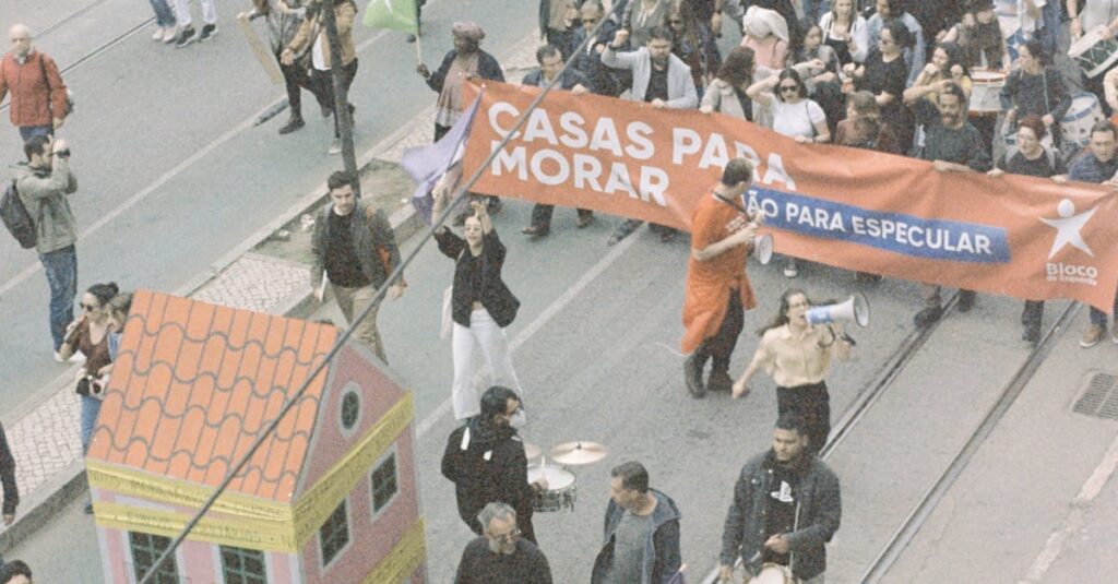 Illustration de Le Portugal lâche ses retraités étrangers, le cauchemar immobilier s'intensifie Lisbon-housing-crisis