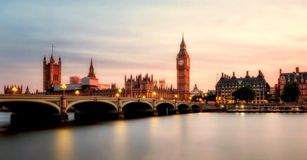 Illustration de Le Royaume-Uni saborde son attractivité fiscale London-skyline