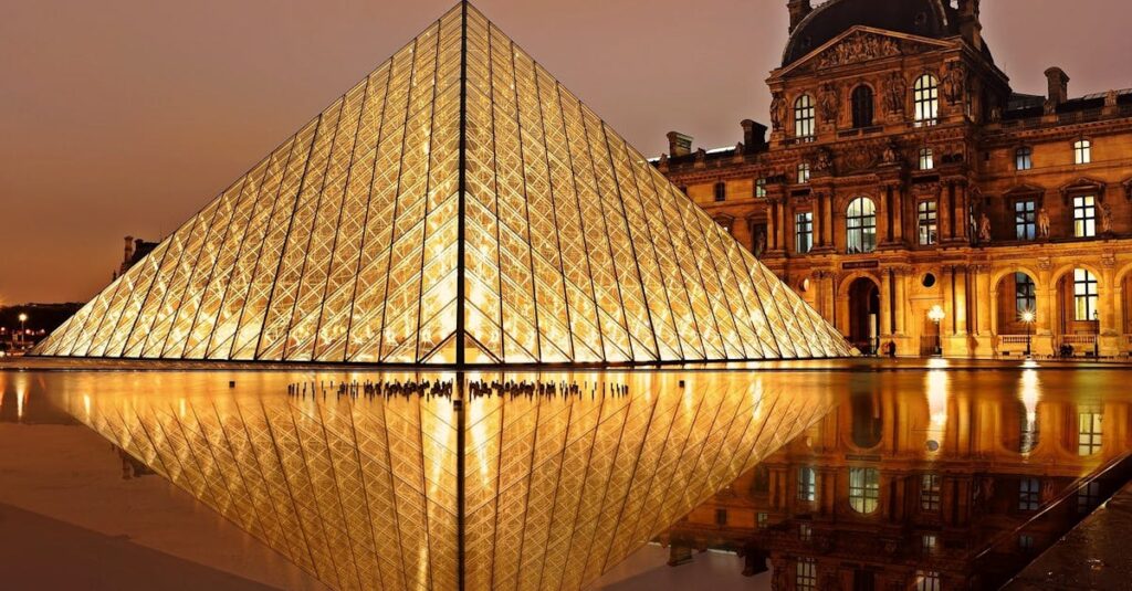 Illustration de Mitterrand: Bâtisseur Fantoche ou Destructeur Masqué de Paris? Louvre-pyramid-architecture