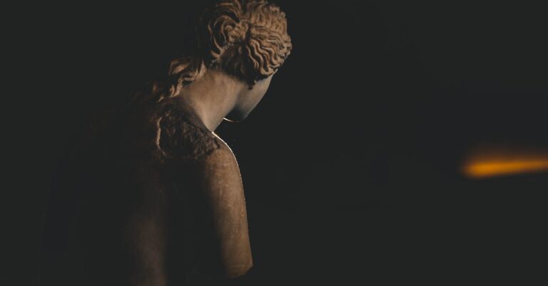 Illustration de Mark Twain: Gloire et Déclin d'une Icône Américaine Mark-Twain-statue
