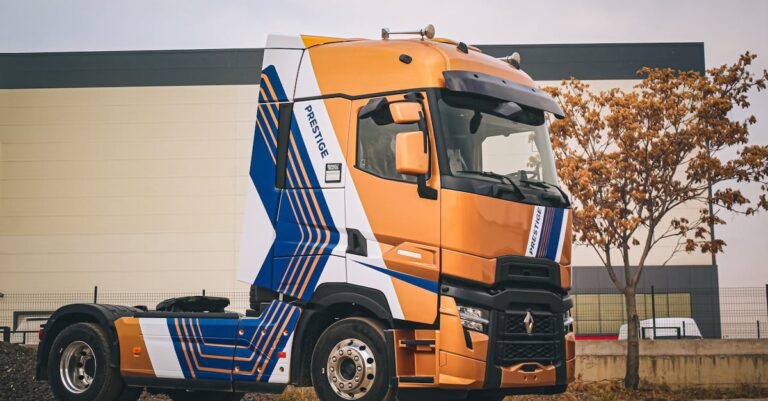 Illustration de Renault: Un Dirigeant De l'Ombre Propulsé PDG, Est-ce un Risque? Renault-car-factory-1
