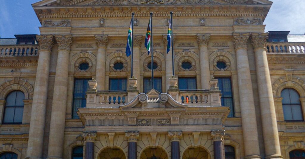 Illustration de Afrique du Sud : Un ministre suspendu, la corruption s'intensifie South-Africa-parliament