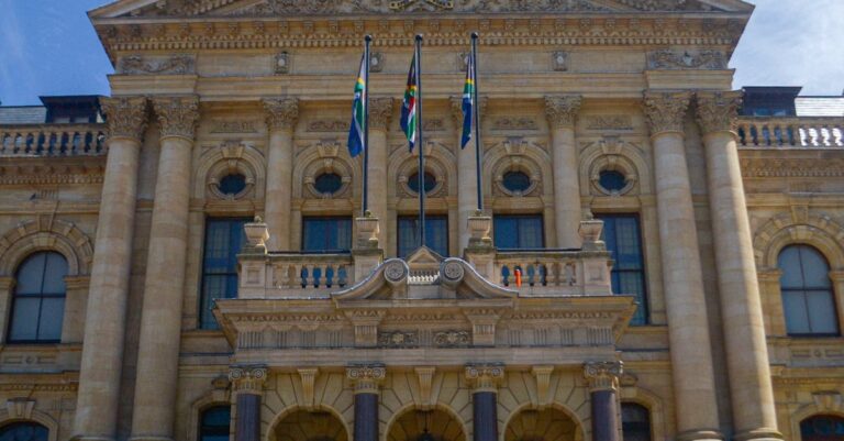 Illustration de Afrique du Sud : Un ministre suspendu, la corruption s'intensifie South-Africa-parliament