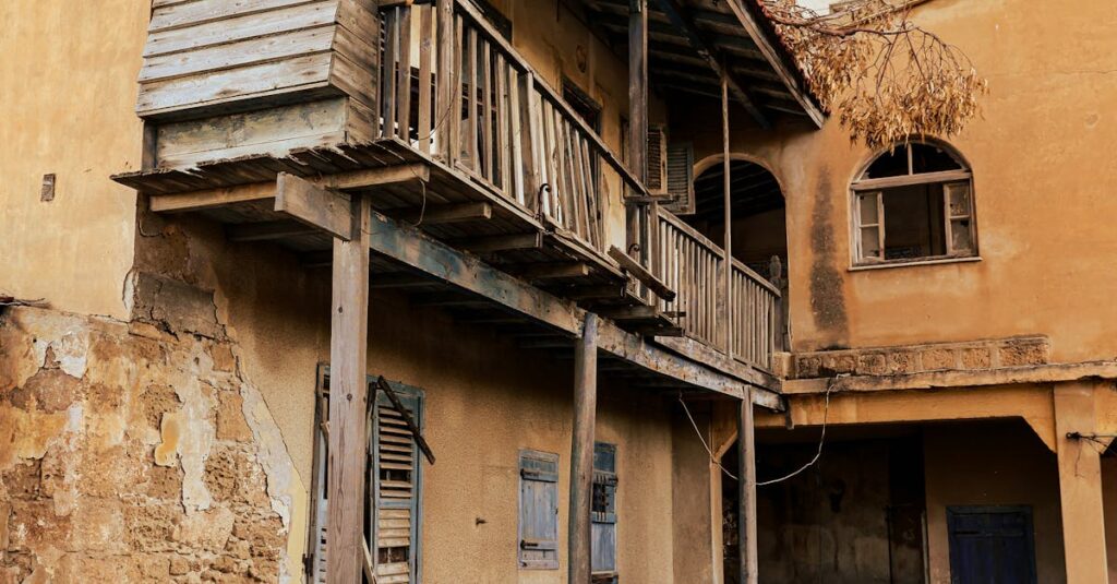 Illustration de Absence prolongée : votre assurance habitation, un piège insoupçonné ? abandoned-house-neglected