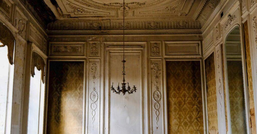 Illustration de Héritage municipal : le lourd fardeau du Castel de Valrose abandoned-luxury-mansion