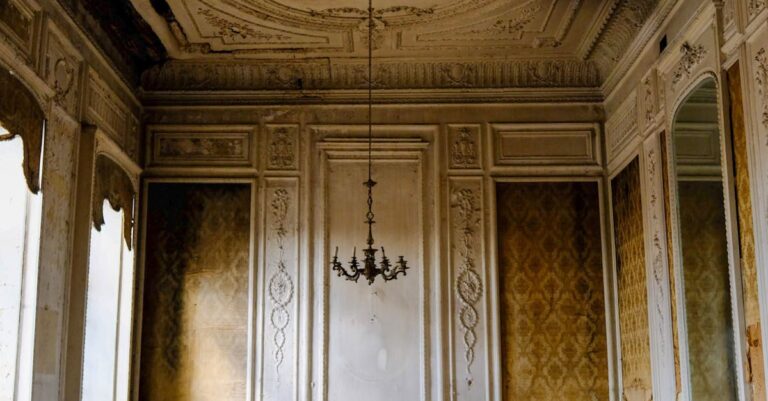 Illustration de Héritage municipal : le lourd fardeau du Castel de Valrose abandoned-luxury-mansion