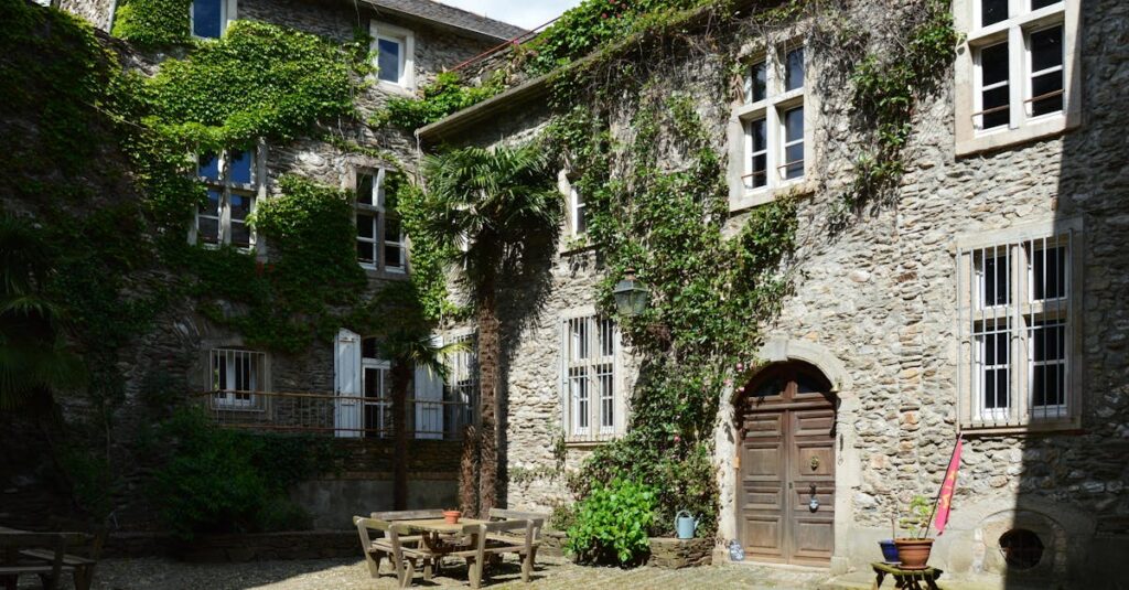 Illustration de Immobilier neuf : la fin des offres alléchantes sonne le glas pour les acheteurs condemned-building-France