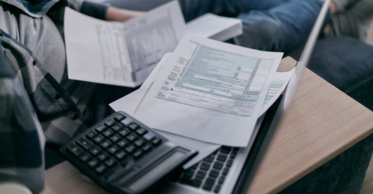 Illustration de Impôts : la nouvelle arnaque fiscale qui vous pénalise couple-tax-forms
