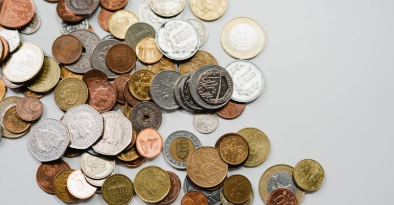Illustration de L'euro s'effondre face au dollar : l'UE victime de l'accord Trump ? dollar-euro-trade