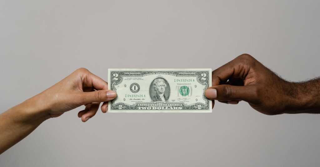Illustration de Le dollar, fragile optimisme face à des accords incertains dollar-trade-negotiations