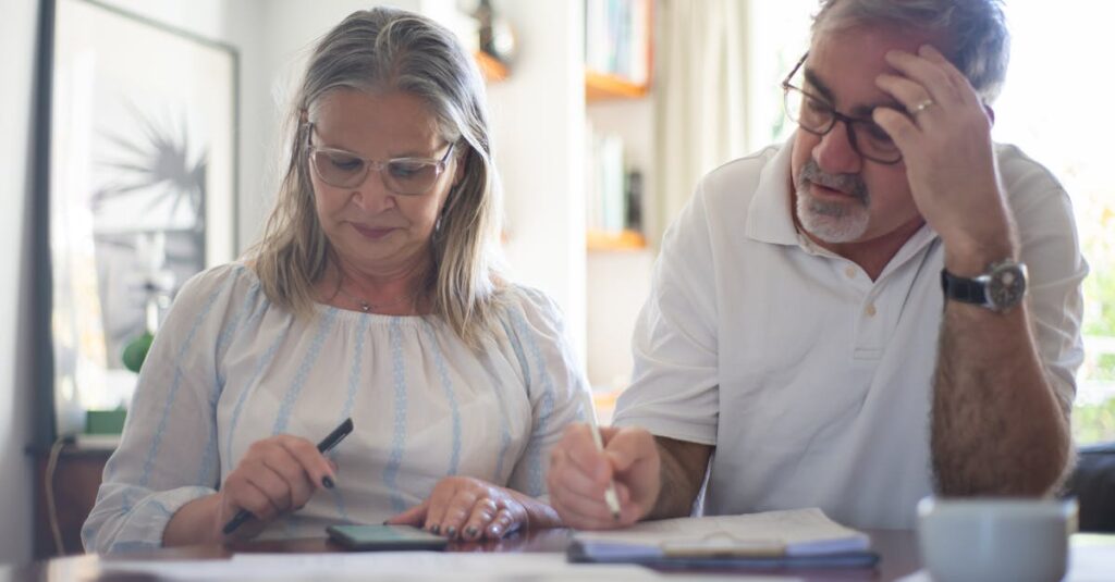 Illustration de Retraites : Le Fardeau Insupportable des Seniors pour le Budget 2026 elderly-couple-budget