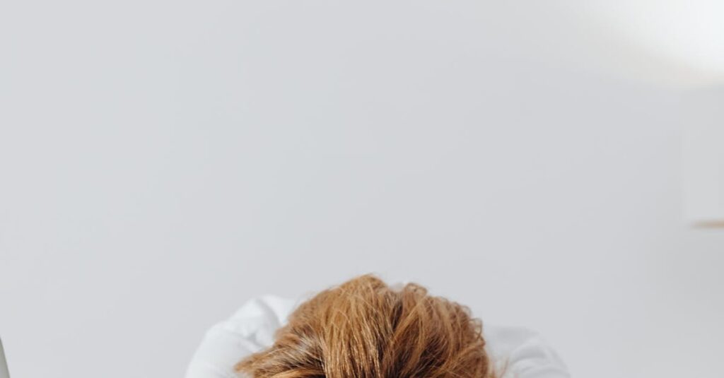 Illustration de Quiet Hiring : Le Piège Silencieux qui Détruit les Carrières employee-burnout-office