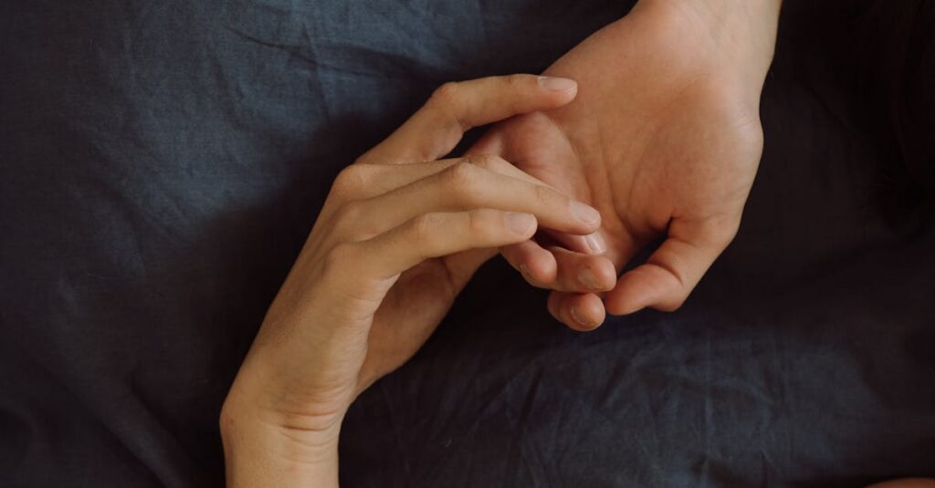 Illustration de Crise du Logement : Le Mensonge, Nouvelle Norme pour Survivre ? fake-couple-apartment
