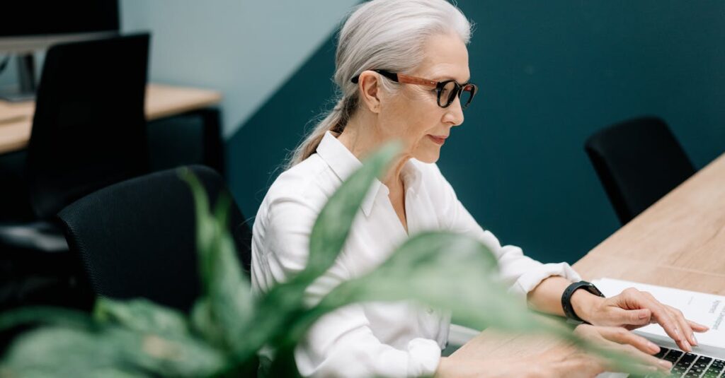 Illustration de Quarante ans : l'âge critique pour une reconversion forcée ? forty-year-old-woman-career-change