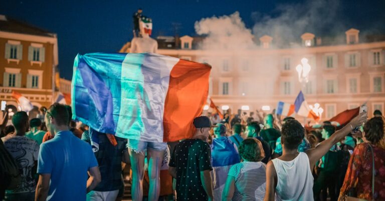 Illustration de La France sombre dans un patriotisme inquiétant french-flag-protest
