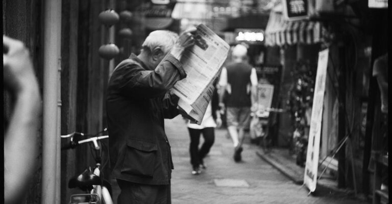 Illustration de Le Monde : Une restriction aberrante qui frustre les lecteurs frustrated-reader-newspaper