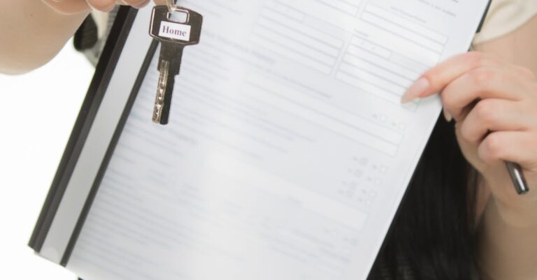 Illustration de Assurance habitation: un labyrinthe coûteux pour les Français house-insurance-contract