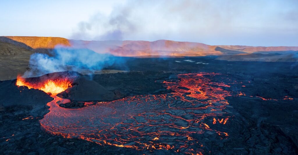 Illustration de Chaos Volcanique en Islande : La Péninsule de Reykjanes Sous le Feu iceland-volcano-eruption