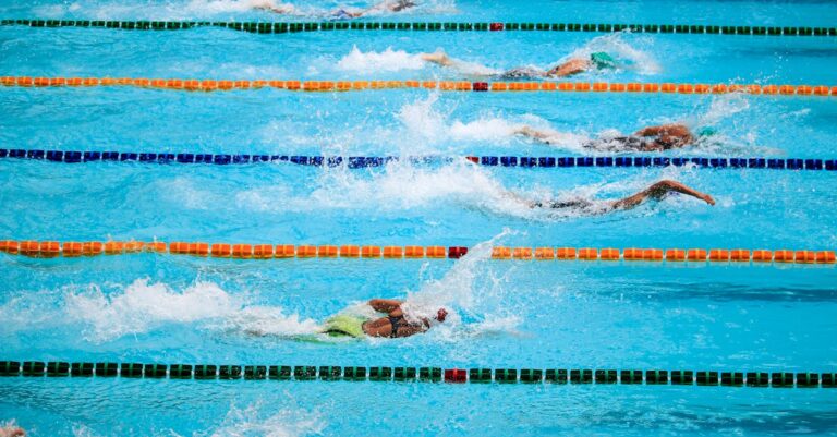 Illustration de Léon Marchand bat un record, mais le chaos plane sur Singapour leon-marchand-swimming-race