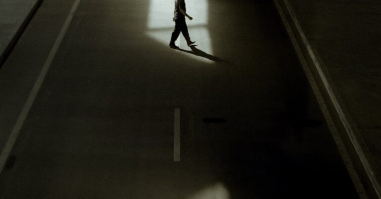 Illustration de L'amitié à vendre : la triste réalité des relations humaines lonely-person-city
