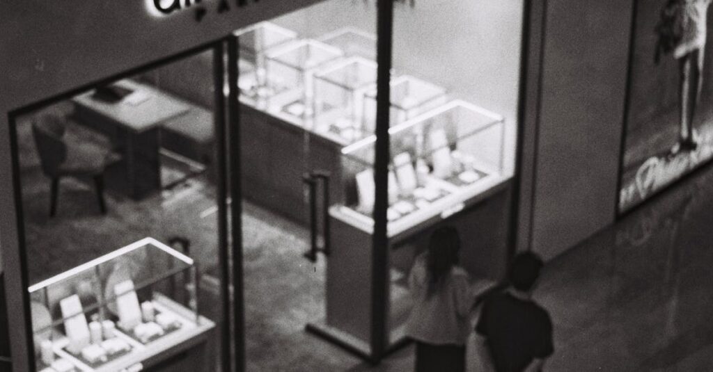 Illustration de LVMH : Le géant du luxe vacille, les ventes plongent luxury-sales-decline
