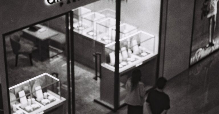 Illustration de LVMH : Le géant du luxe vacille, les ventes plongent luxury-sales-decline
