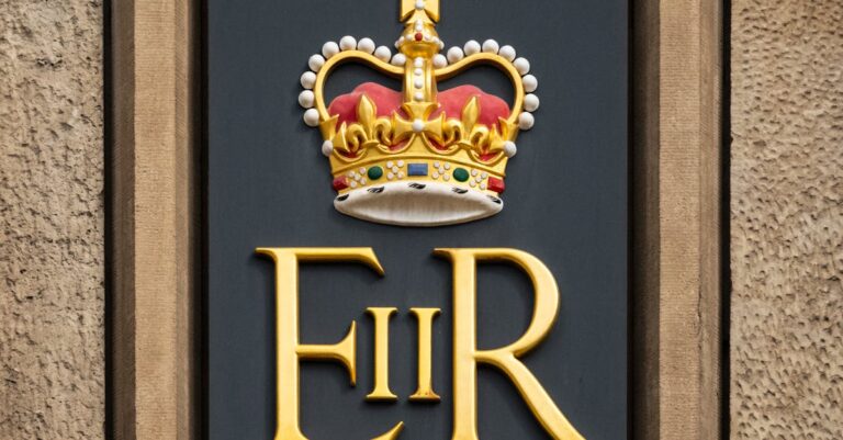 Illustration de Fastes Royaux et Fiasco Diplomatique macron-king-charles