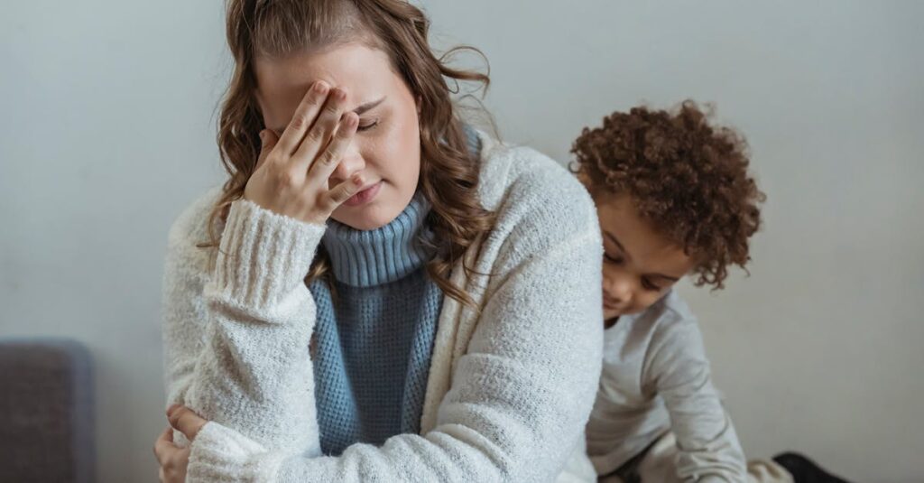 Illustration de Mères solos: le mirage du répit face à l'épuisement mother-exhaustion