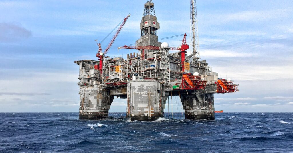Illustration de Pétrole: L'illusion d'une accalmie avant la tempête géopolitique oil-rig-dark