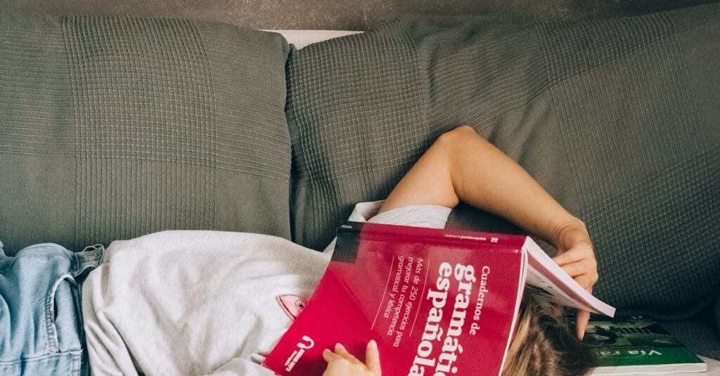 Illustration de Sieste : le danger caché derrière le repos idéal person-sleeping-couch