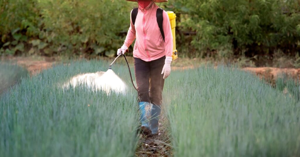 Illustration de Loi Duplomb : un désastre pour notre avenir ? pesticide-agricultural-field