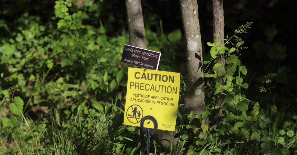 Illustration de Un pesticide controversé menace santé et environnement pesticide-warning-sign