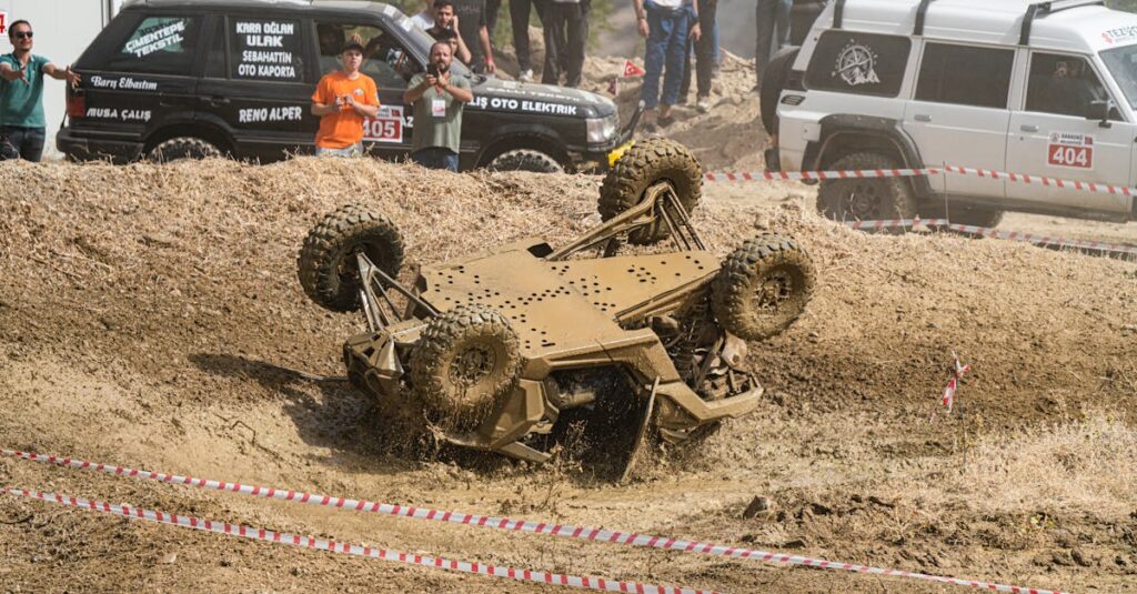 Illustration de Tragédie au Rallye de la Fourme : 3 morts, l'ombre du scandale rally-car-crash