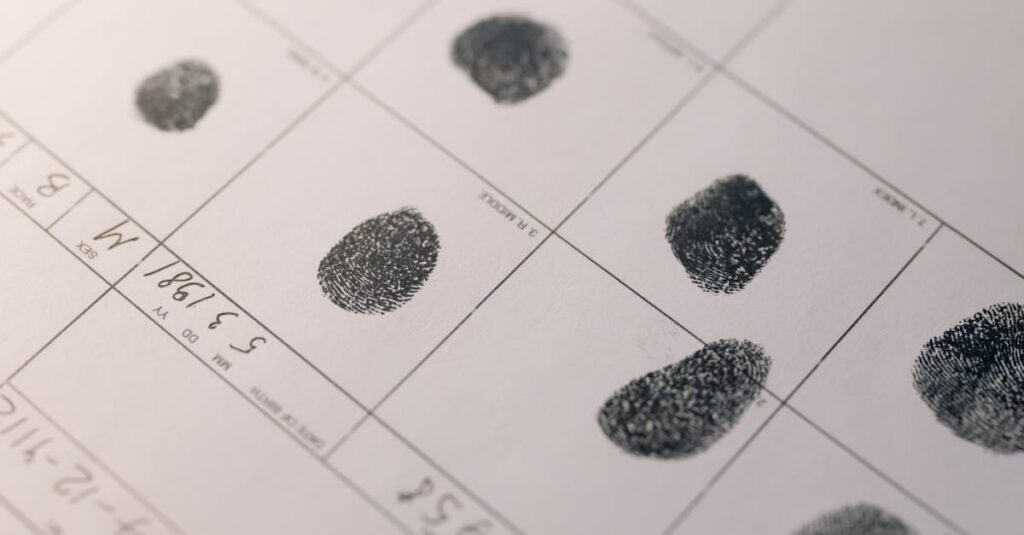 Illustration de Fraude sociale : l'échec cuisant de la majorité parlementaire rejected-biometric-card