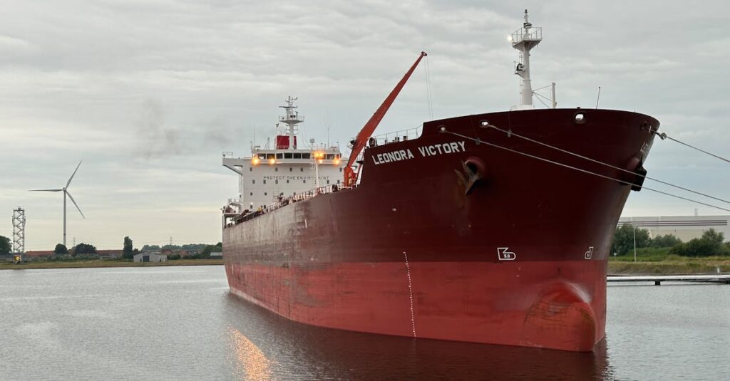 Illustration de Catastrophe en Mer Rouge : L'écologie en Péril, des Vies Briséées ! sinking-oil-tanker