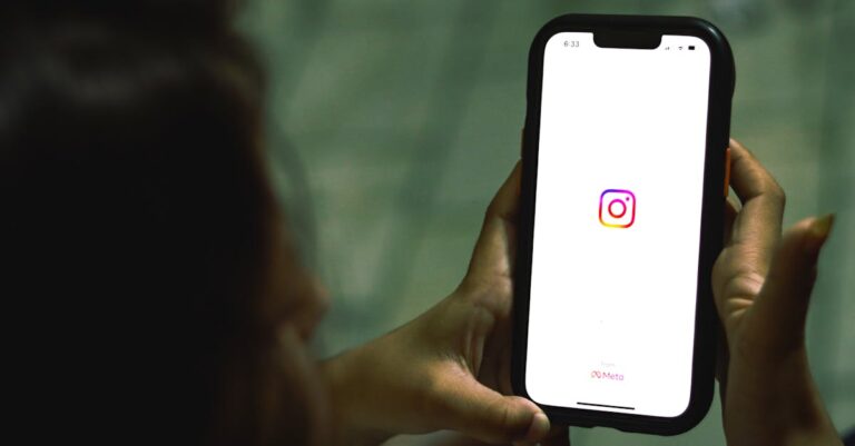Illustration de Confinement : l'écran, votre seul ami ? Une dépendance inquiétante ! social-media-addiction